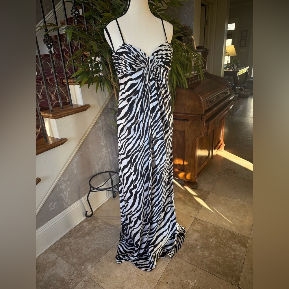 LAUNDRY by SHELLI SEGAL CHARMEUS gown, size 8 excellent condition fully lined - Picture 9 of 14